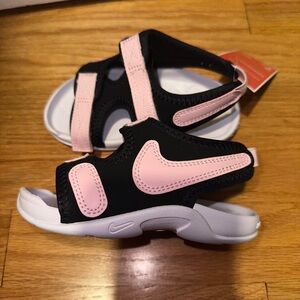 NWT Nike sandals